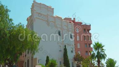 建立典型的西班牙公寓楼和棕榈树，塔拉戈纳市，科斯塔达拉达，西班牙